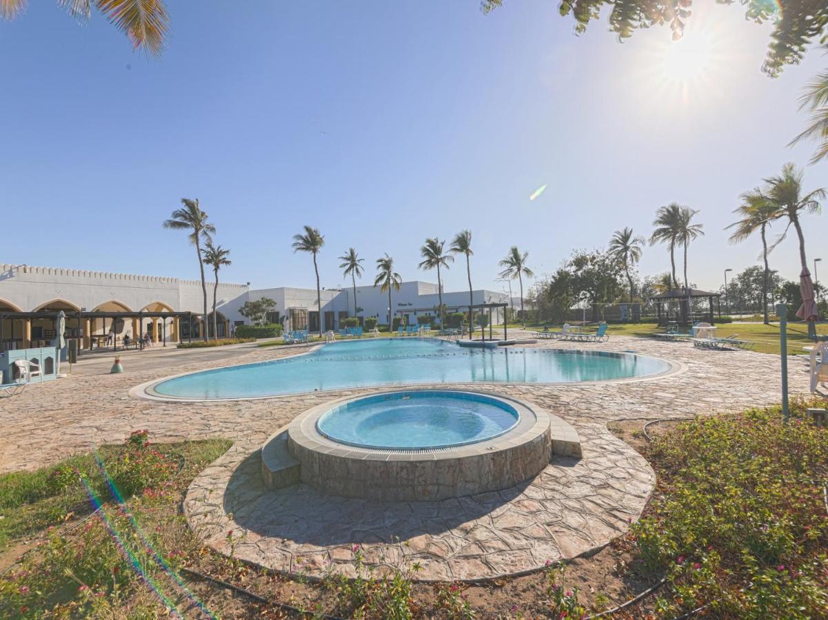 Capital O133 Al Sawadi Beach Resort & Spa Barka Eksteriør billede