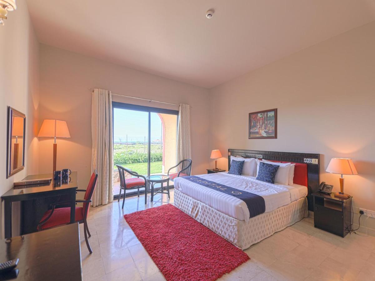 Capital O133 Al Sawadi Beach Resort & Spa Barka Eksteriør billede